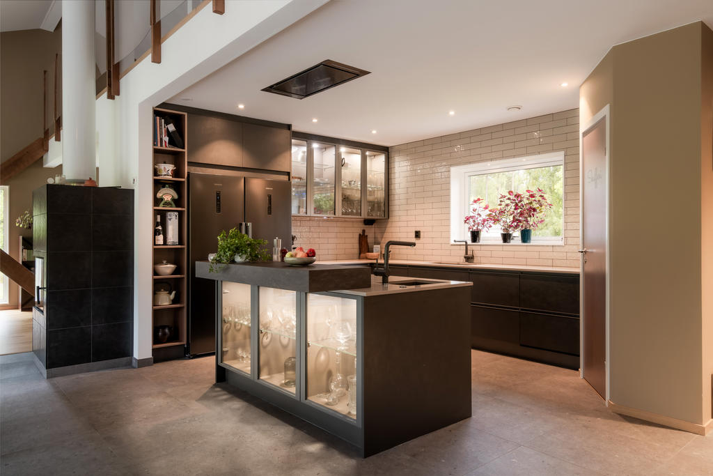 Italienskt kvalitetskök med genomtänkta detaljer samt ett klassiskt skafferi.