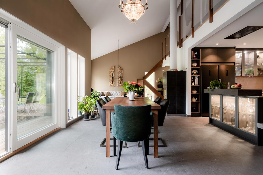 Generösa fönsterpartier och skjutdörr till baksidan i söderläge