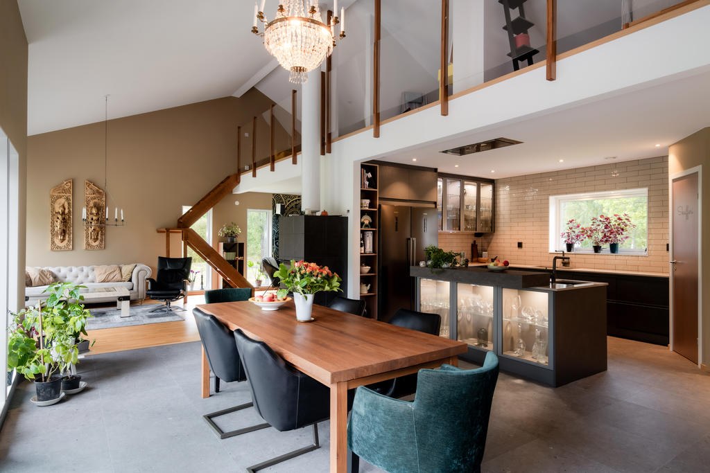 Högt till tak med en varm och modern känsla