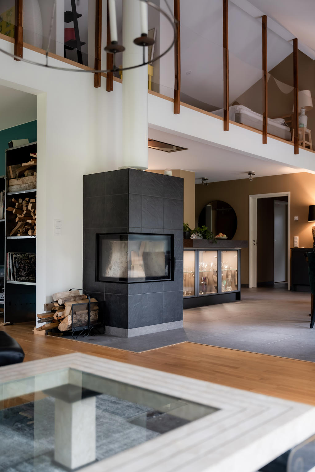 Braskaminen smälter naturligt in i de öppna ytorna