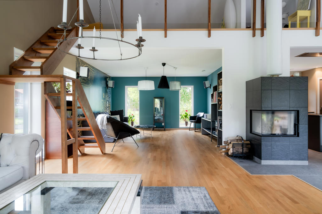 Generöst vardagsrum med gott om fönsterytor. 