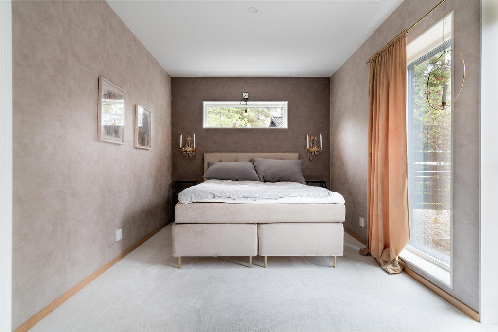 Sovrum med utgång via balkongdörr på gavelsida