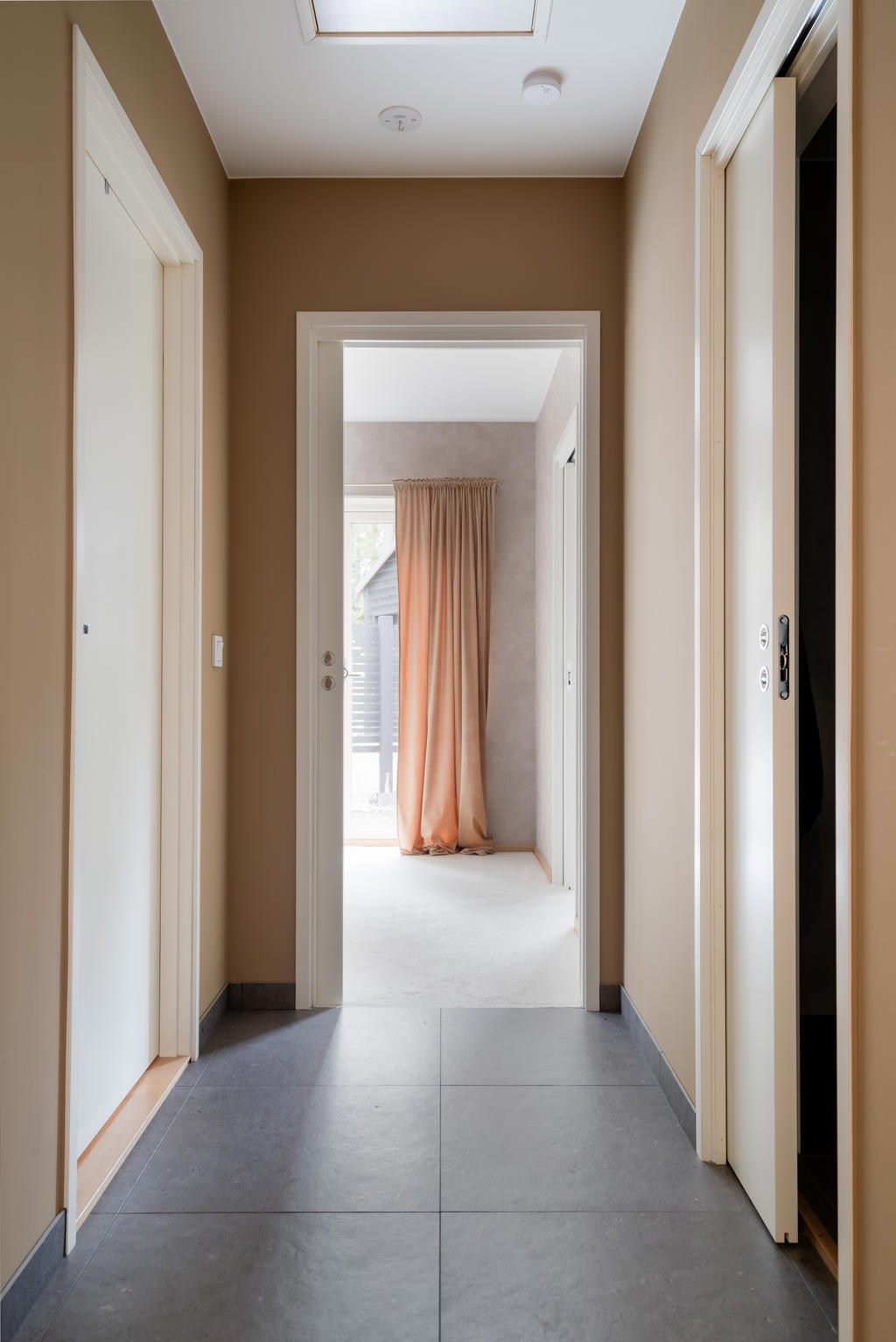 Skjutdörrar mellan rummen är smart och ger optimalt med utrymme