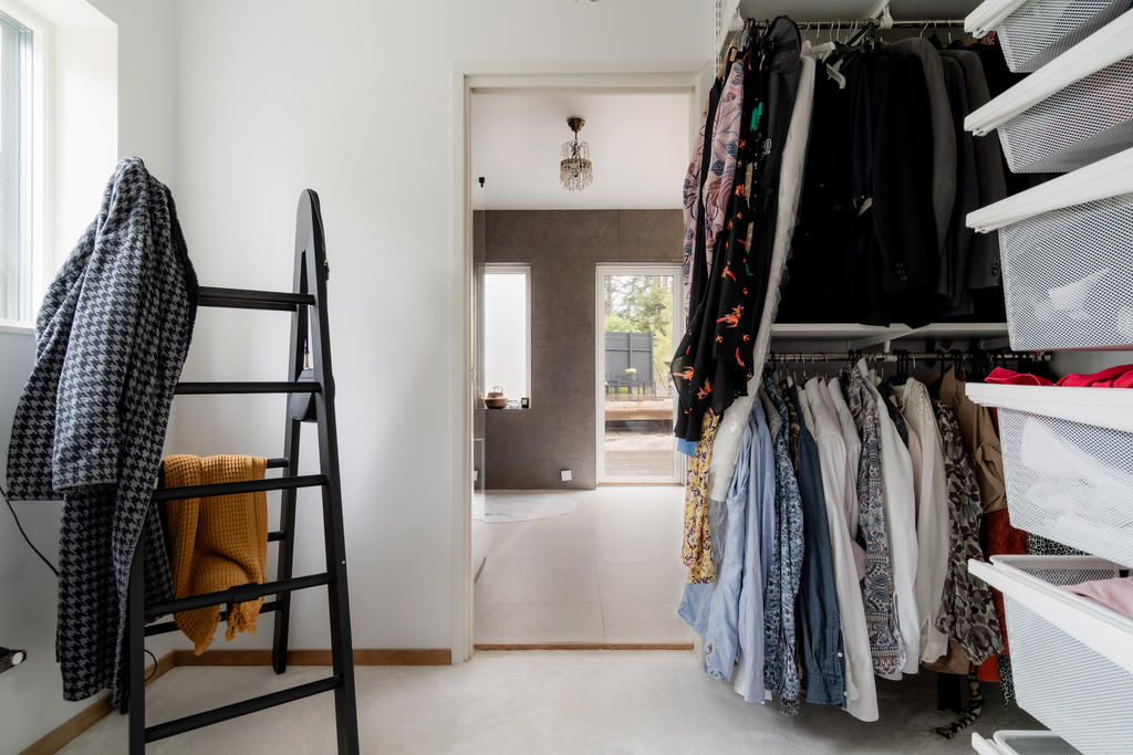 Walk-in closet med gott om förvaring