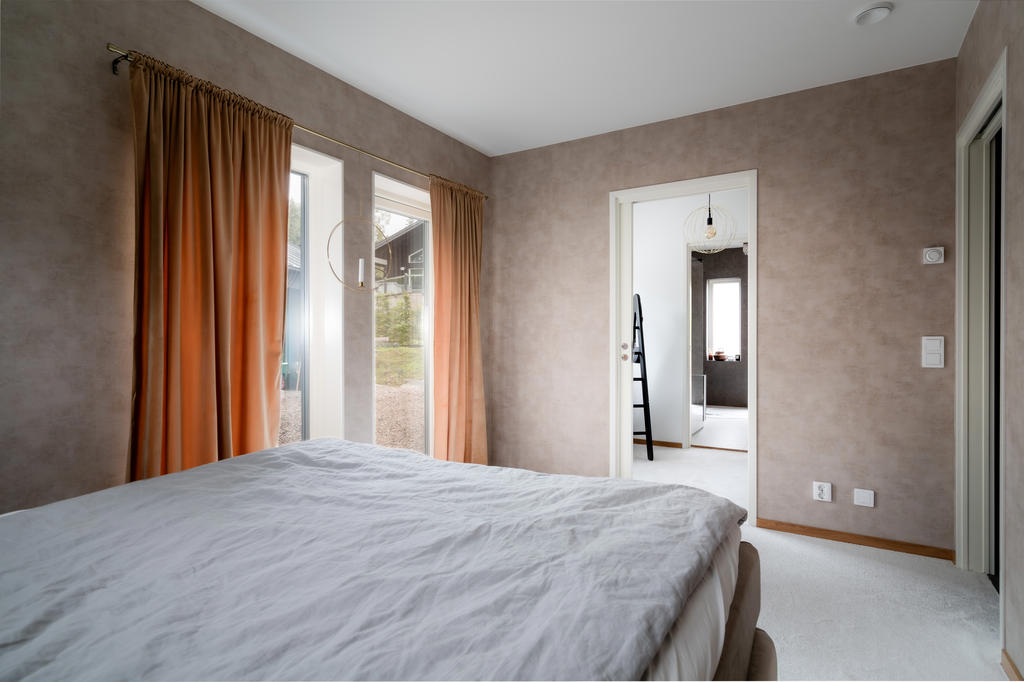 Från sovrum nås walk-in closet och sedan badrum