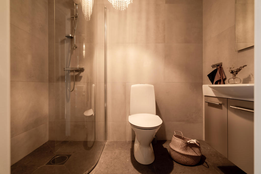 Badrum två, helkaklat i varma naturtoner