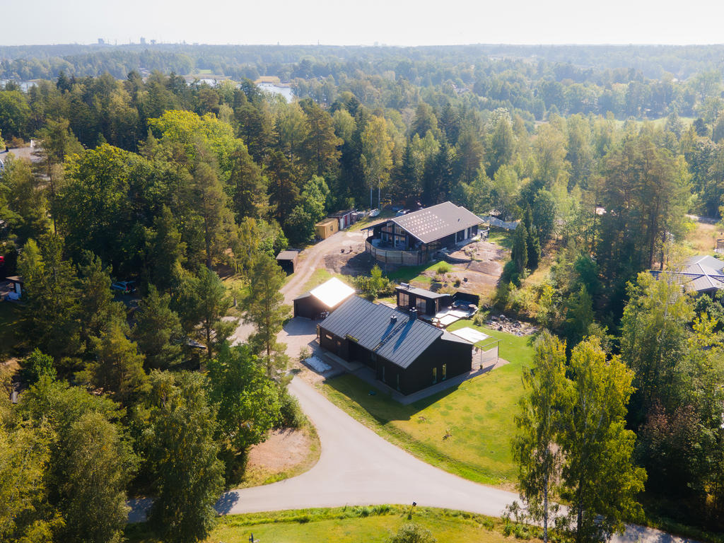 Vägen till vänster i bild leder till bryggan