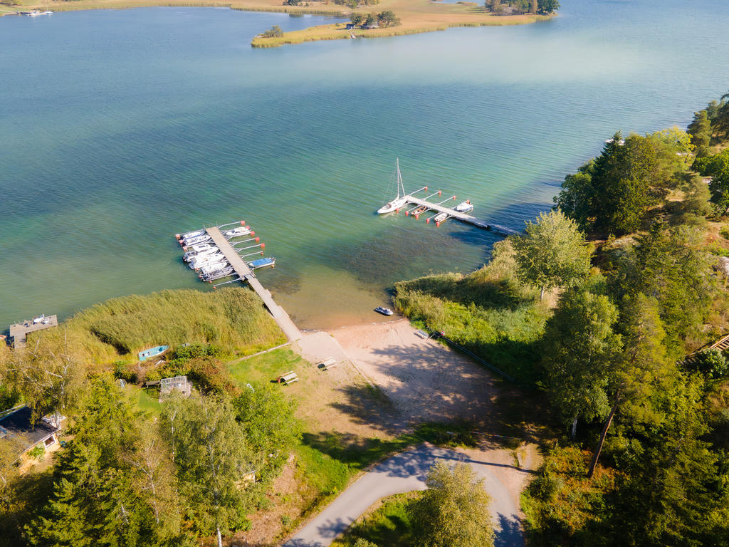 Gemensam båtbrygga i närheten