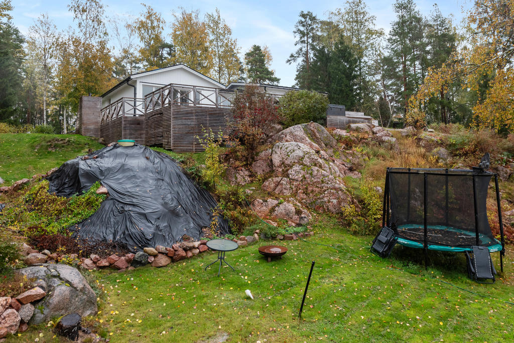 Trädgård, dels berg i dagen