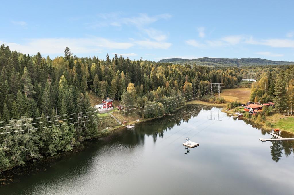 Hemtjärns badplats ligger på andra sidan sjön