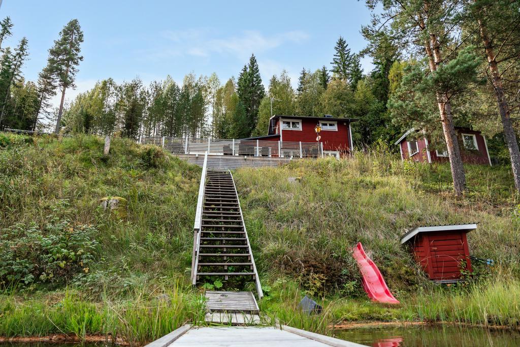 Från bryggan mot husen