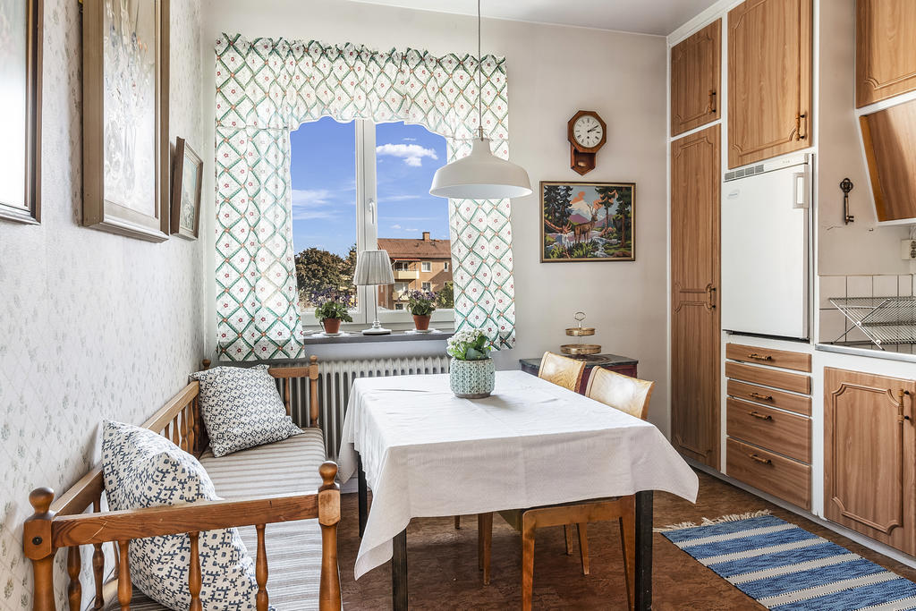 Kök med plats för matbord