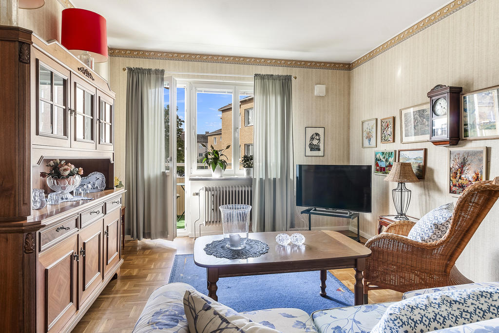 Vardagsrum med utgång till balkong