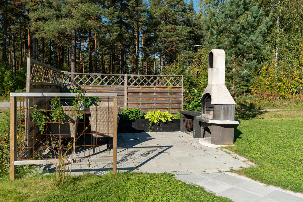 Praktisk och mysig uteplats med  en platsbyggd grill