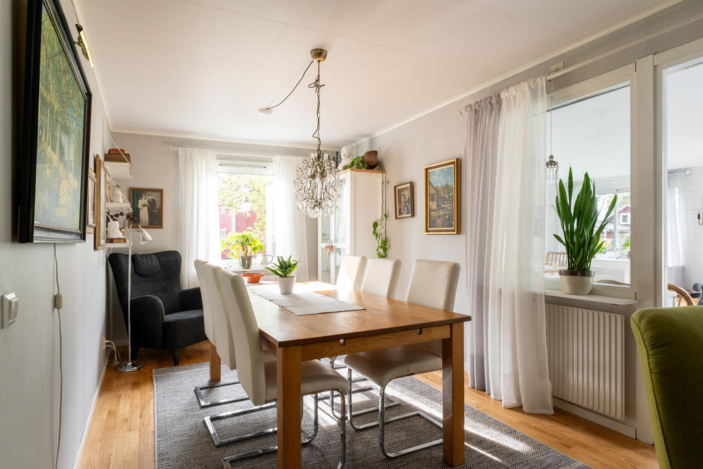 Generös yta med plats för ett rejält matbord – perfekt för middagar med familj och vänner.