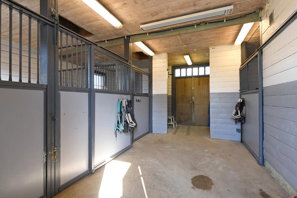 Stall med 3 hästboxar och sadelkammare