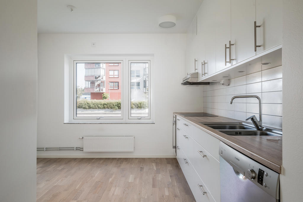 Kök med matplats intill fönster
