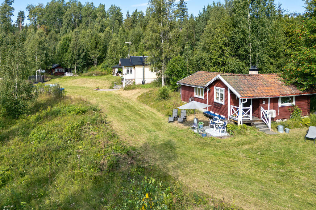 På fastigheten finns två bostadshus, det röda är ursprungsbyggnaden, det gula byggdes 1970.