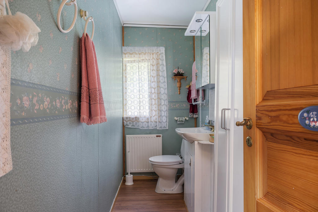 WC på övre plan i gula huset.