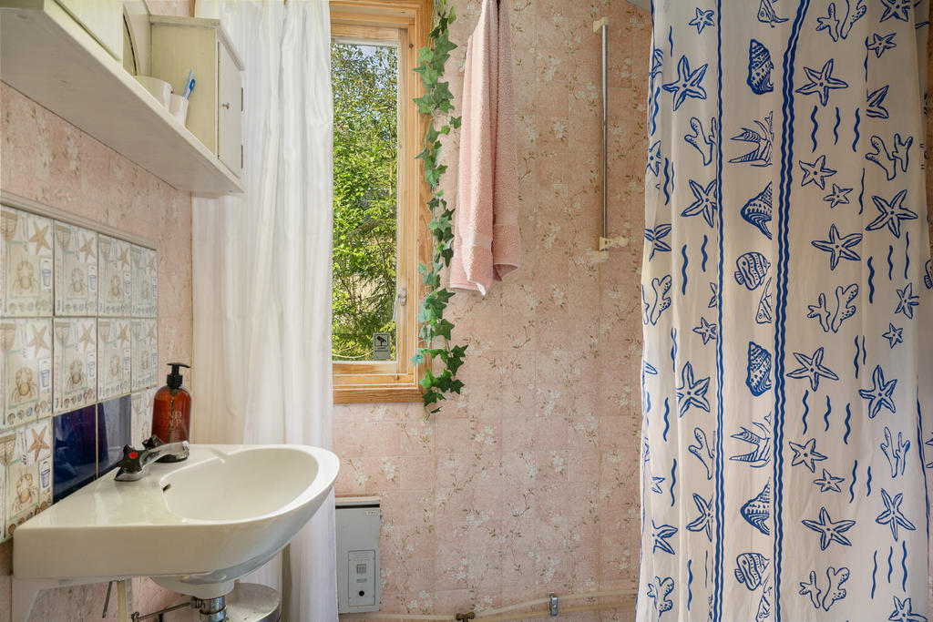 Badrum med dusch i röda huset. 