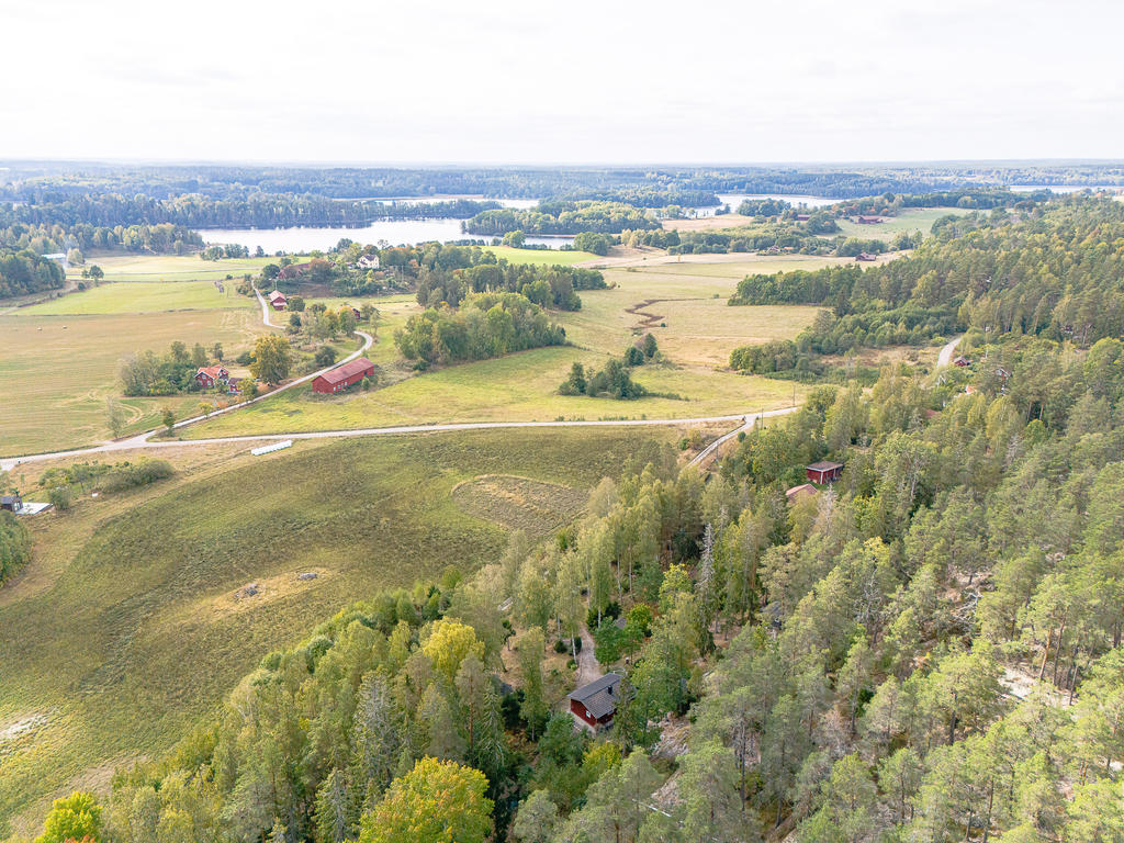 Skogar, öppna fält och sjöar