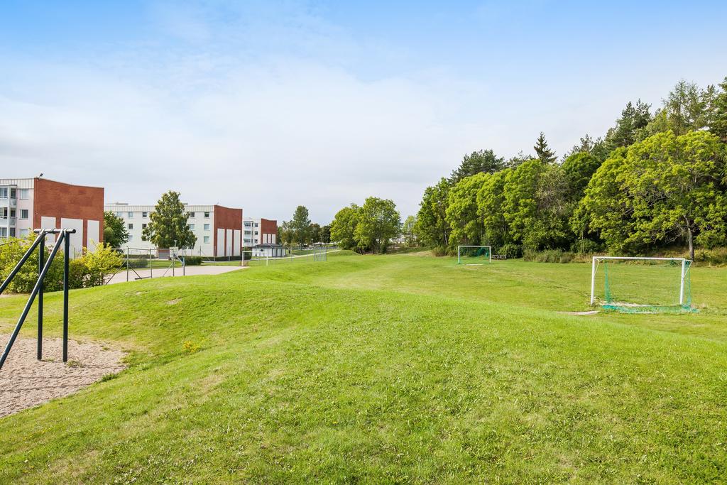 Fotbollsplan och gångväg till skolan