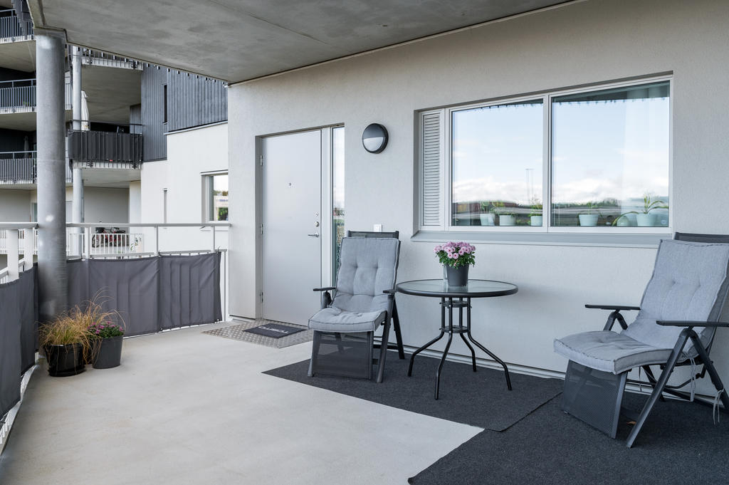 Uteplats i anslutning till entrén