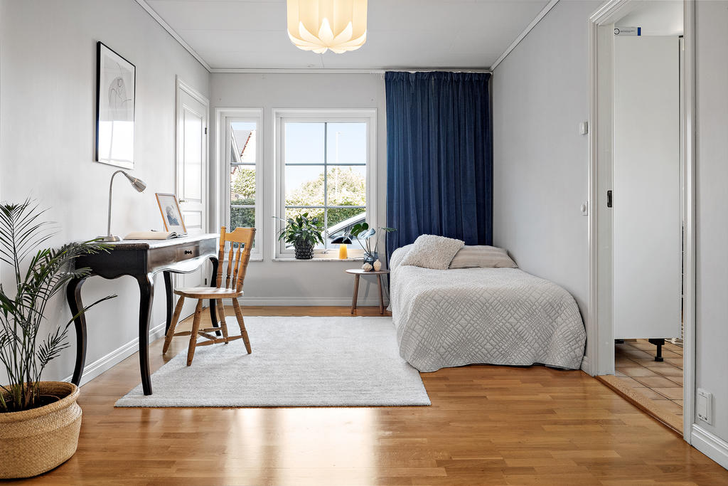 Sovrum 3/Allrum, dörr till vänster till klädkammare