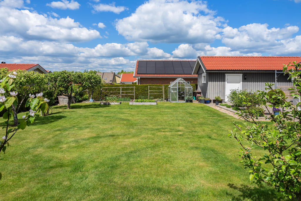 Trädgård med odlingsmöjligheter