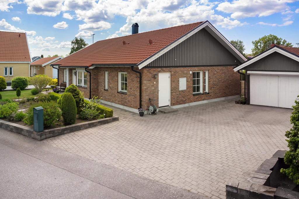 Generös uppfart och garage