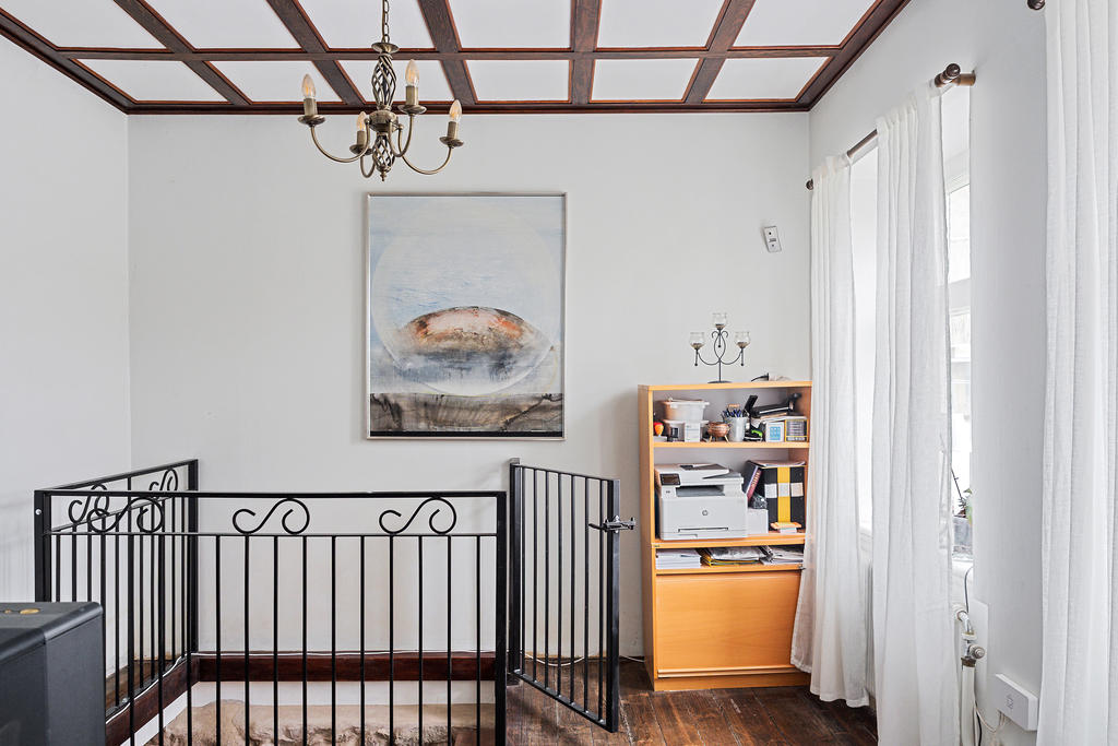 Allrum med trappa till källaren