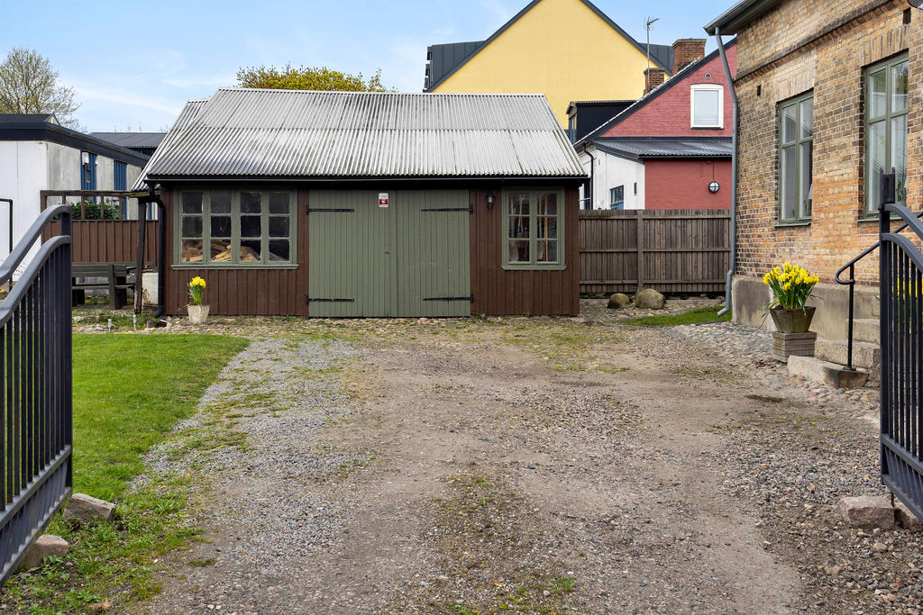 Stor infart med gårdshus på baksidan