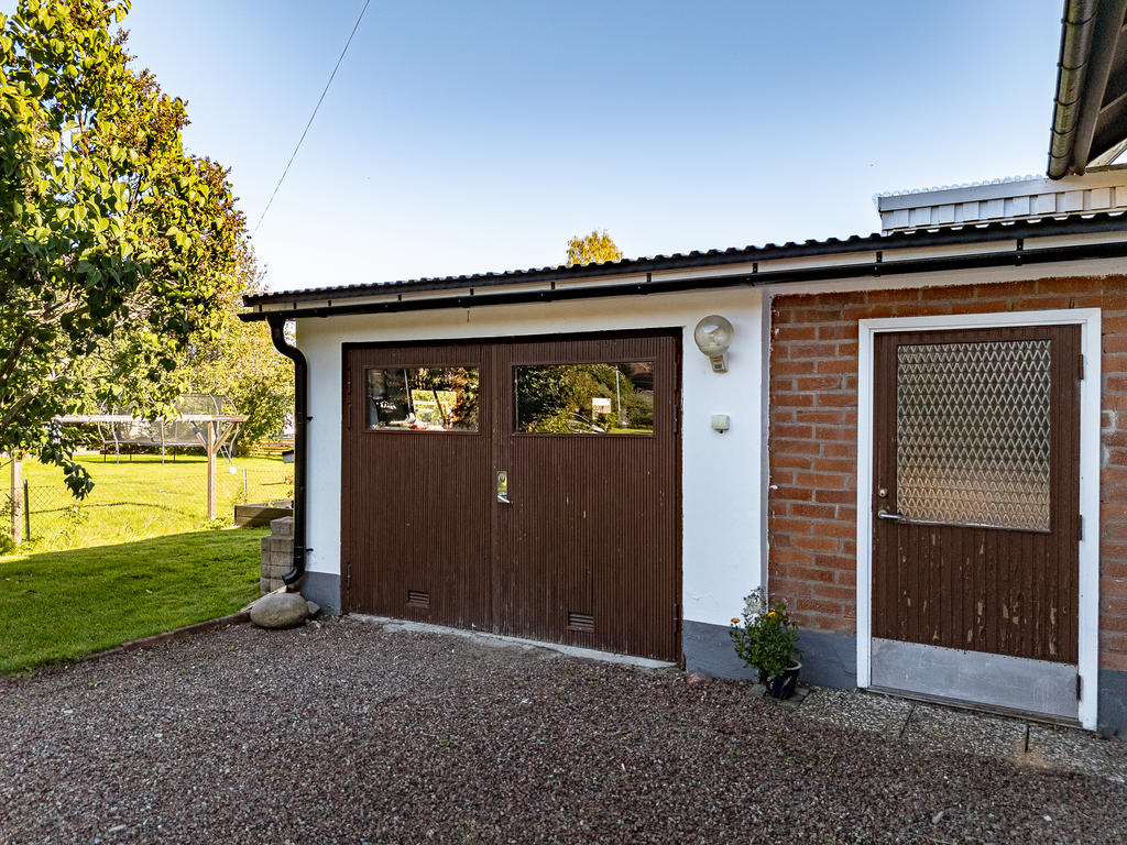 Vidbyggt garage