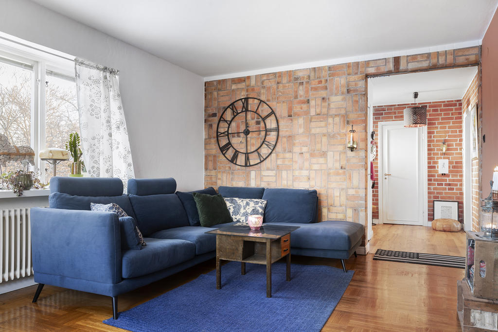 Vardagsrum med tegelstensfondvägg!