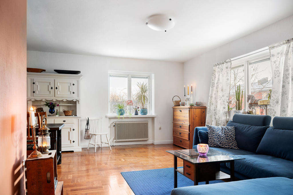 Vardagsrum med matplats åt vänster