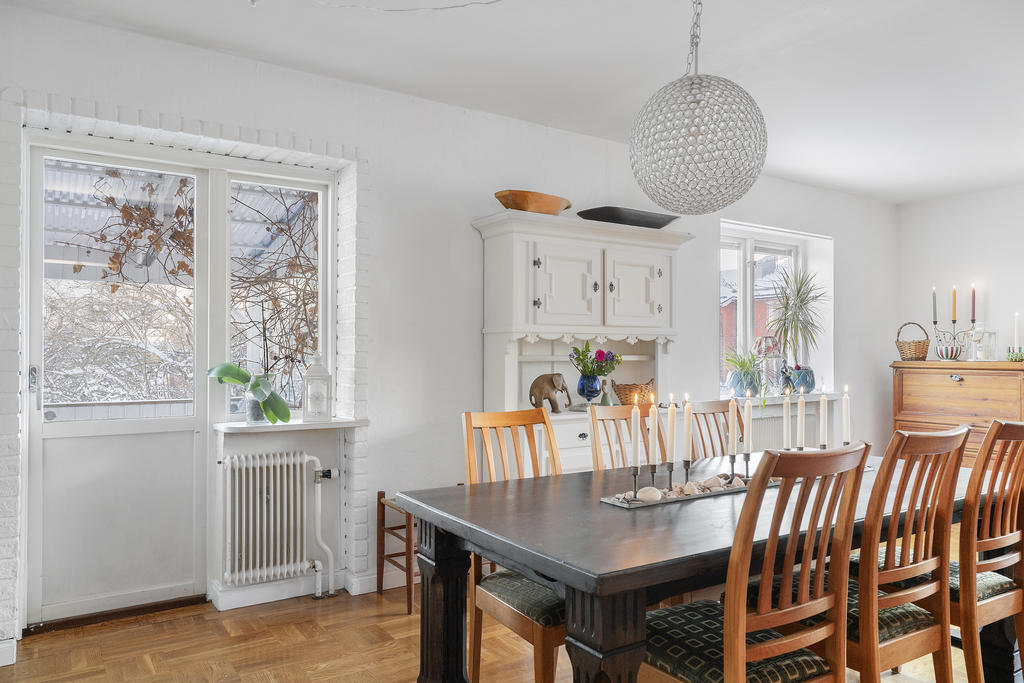 Matplats med utgång till den takade altanen