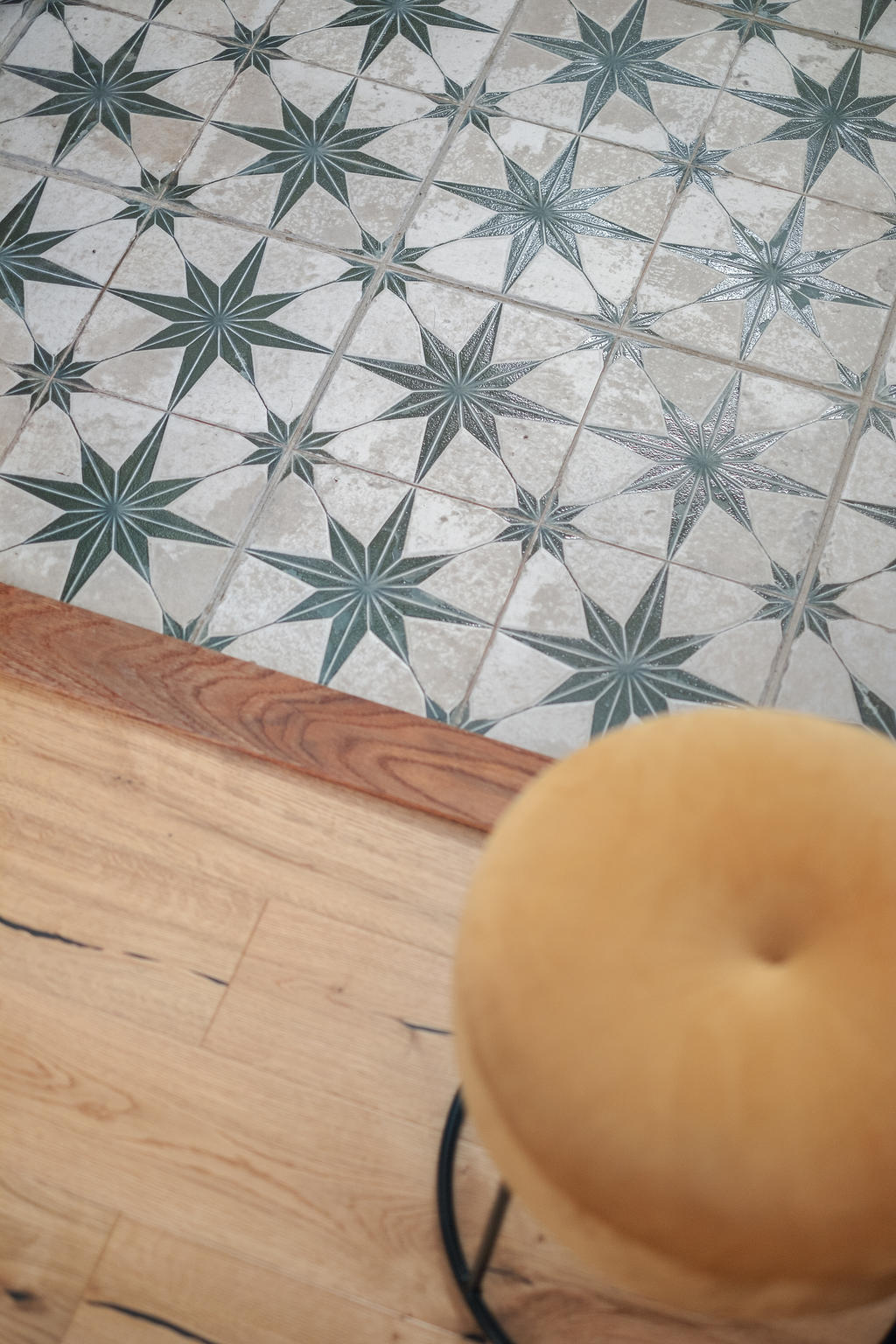 Klinkers möter parkettgolv i hallen