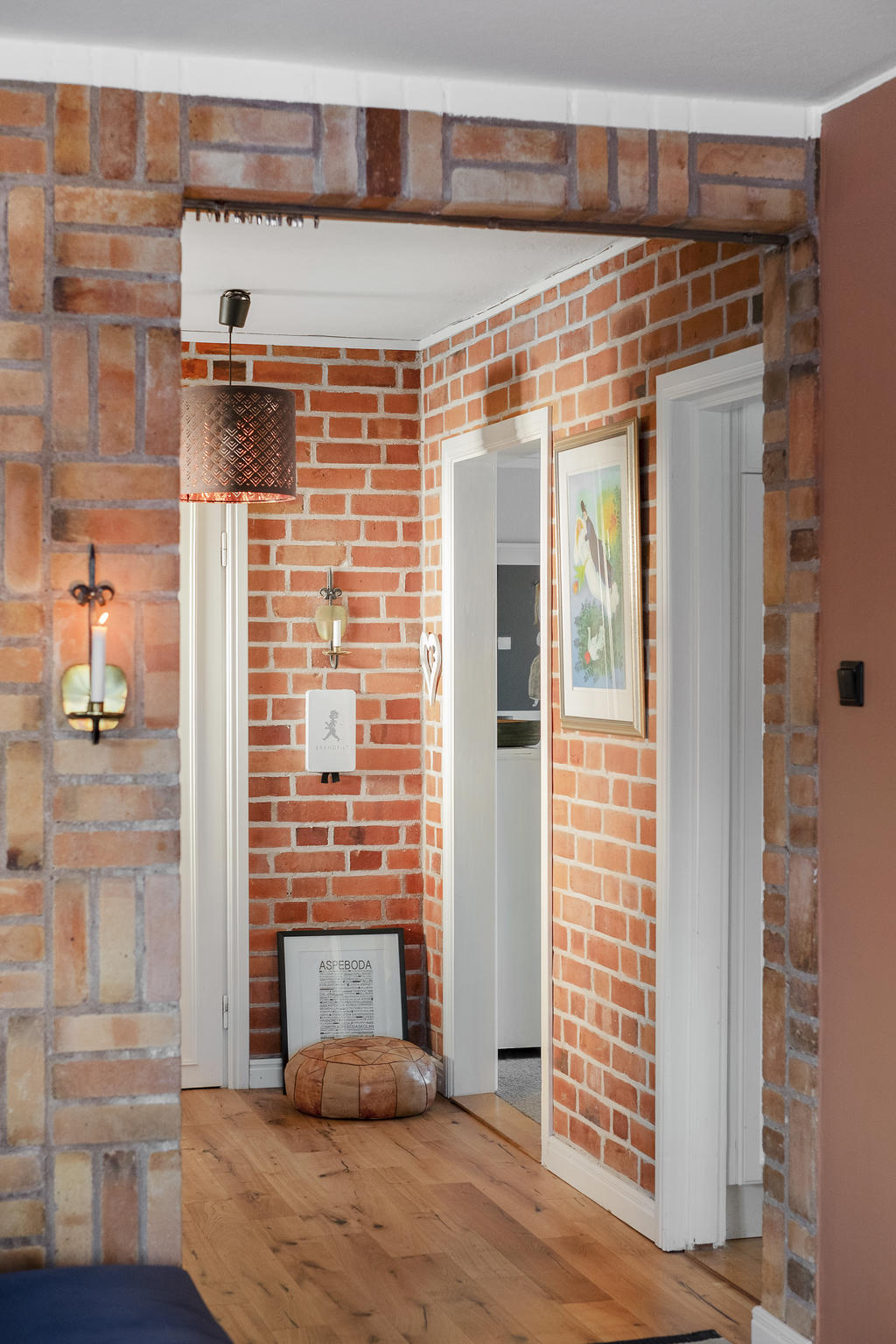 Teglet är ett återkommande materialval i huset