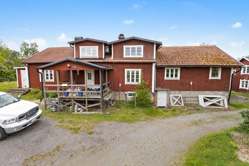 Stora huvudbyggnaden om ca 165 kvm + källare