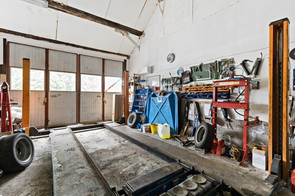 Innifrån verkstaden/garaget