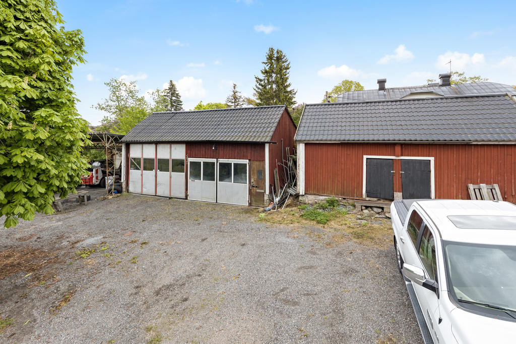 Dubbelgarage med lift,
ca 80 kvm, samt större förrådsbyggnad