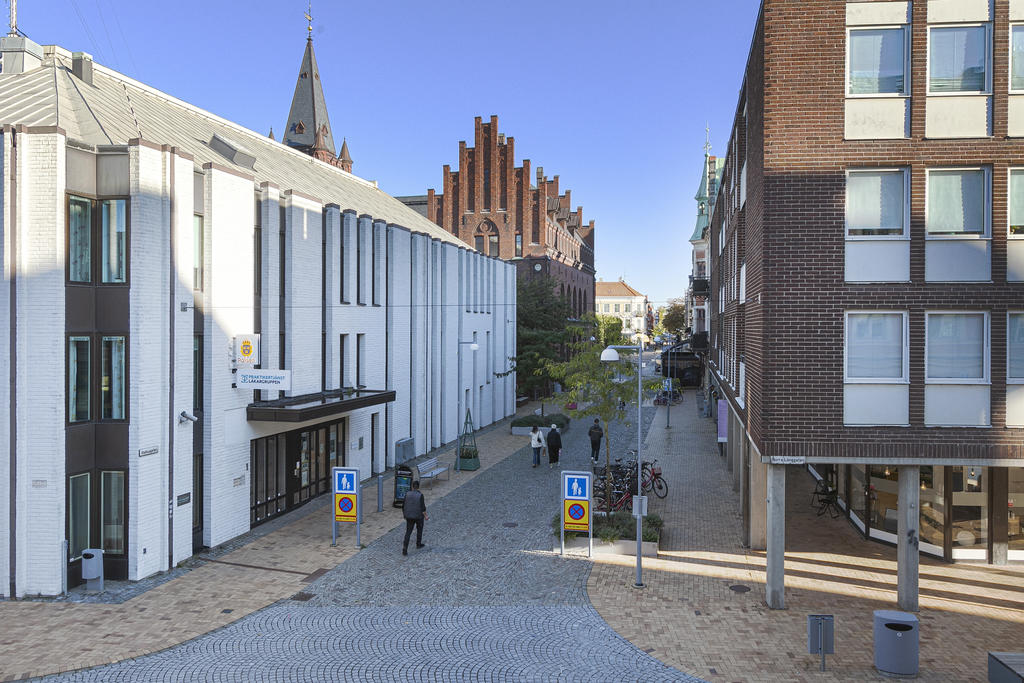 Granne med rådhustorget och allt det utbud i form av butiker, restauranger, caféer och service som ett centralt läge har att erbjuda