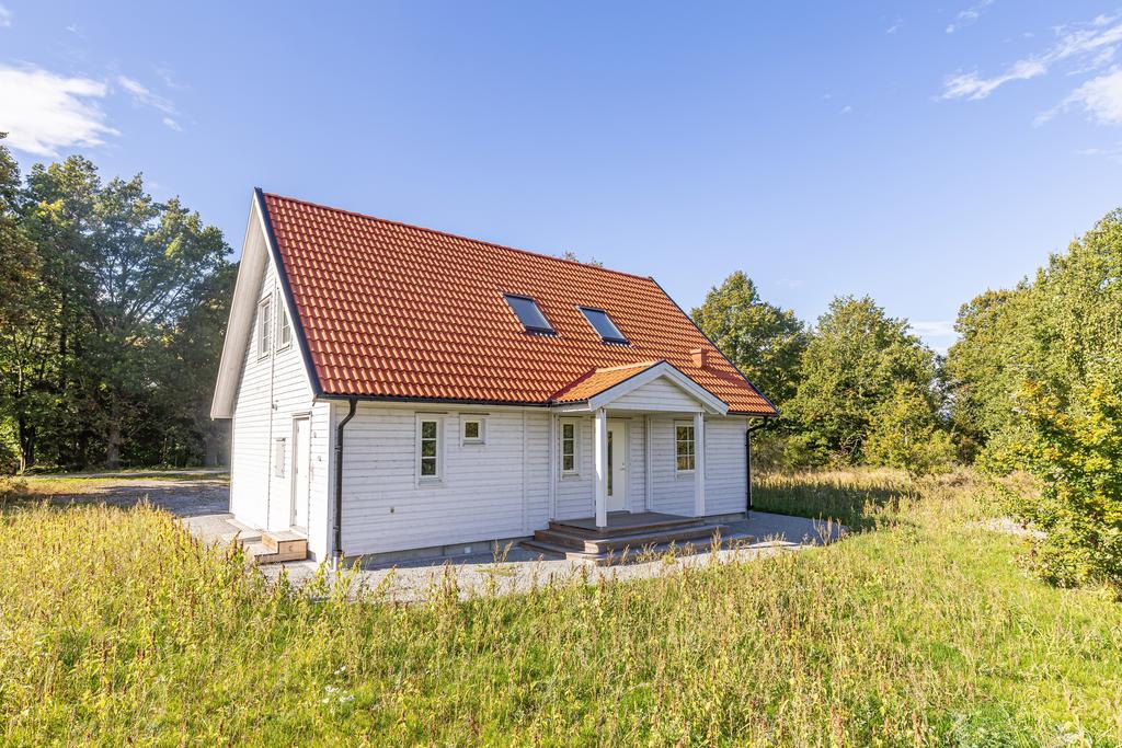Nybyggd villa med naturnära läge