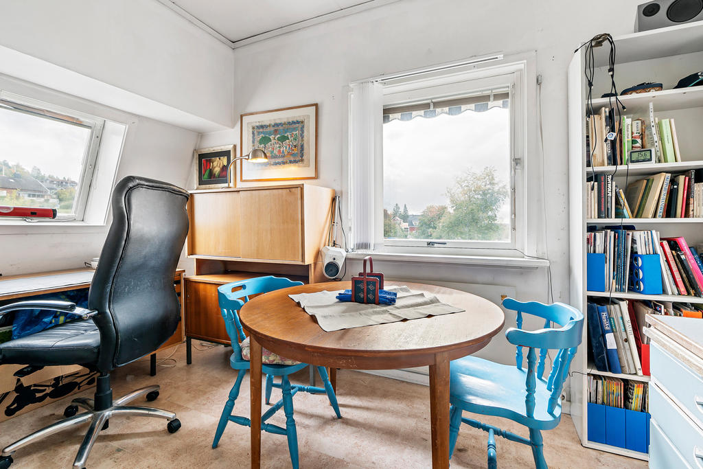 Matplats och arbetsplats i nuvarande kök. Kan bli ytterligare sovrum. 