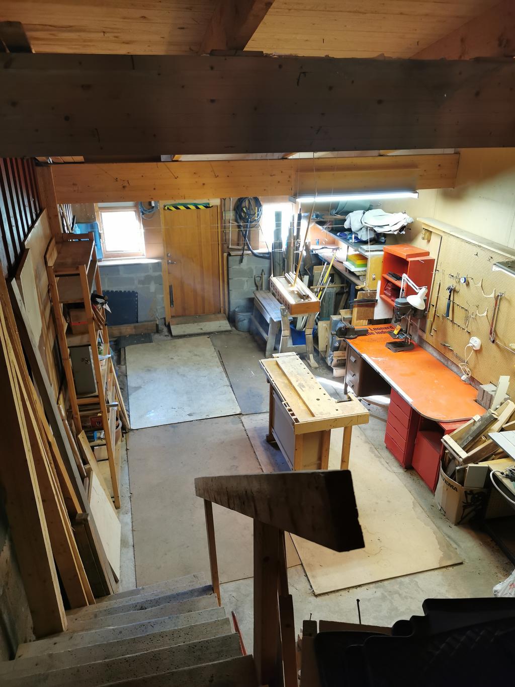 Trappa från garage och den nedre verkstaden.