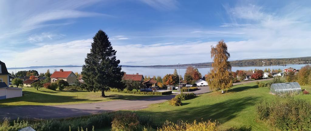 Panoramautsikt från balkongen med kvällssol.