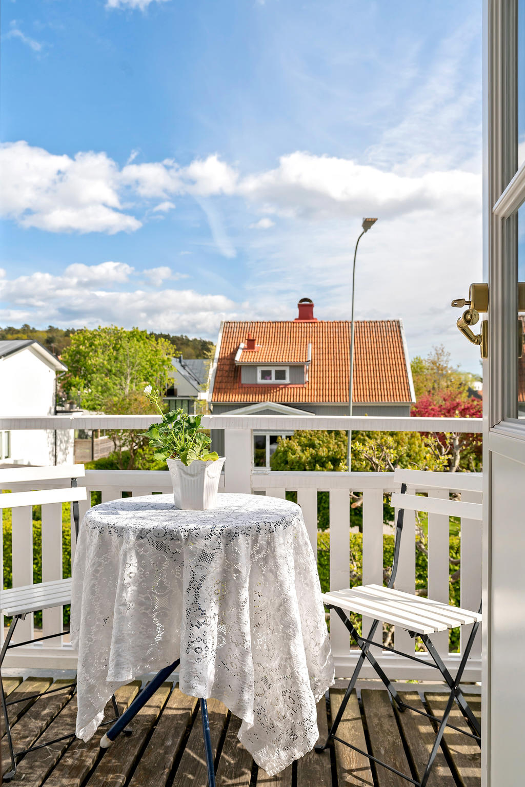 Från arbetsrummet kommer man ut till balkongen.