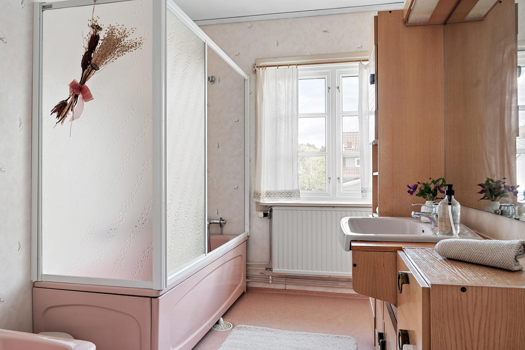 Badrummet på övre plan går i ljuvlig rosa inredning.
