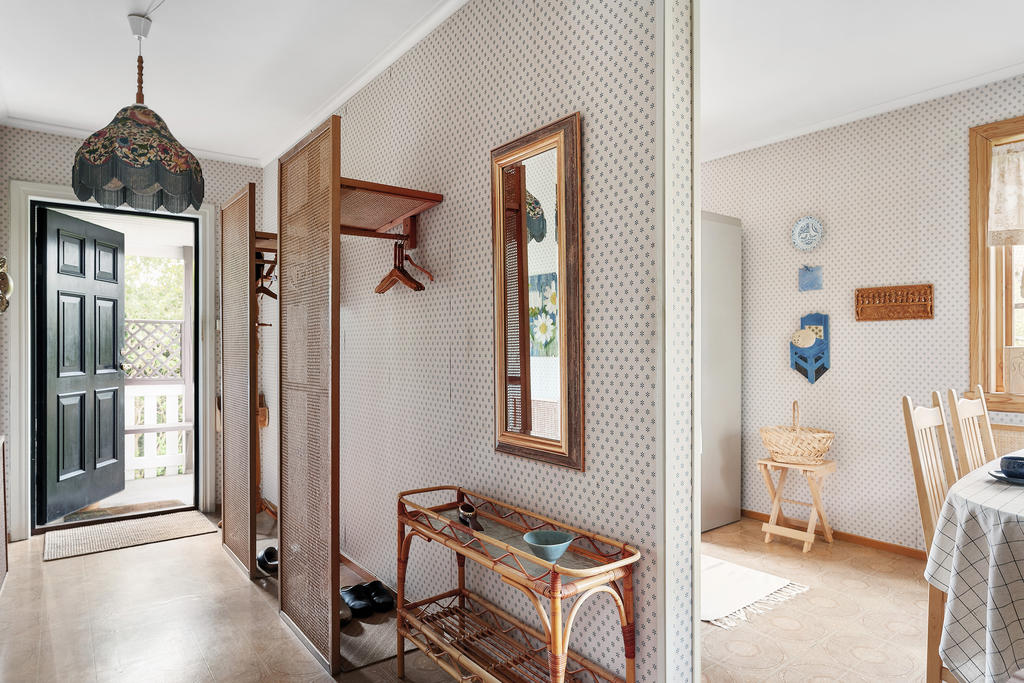 Välkommen att komma på visning och uppleva denna underbara villa på plats. 