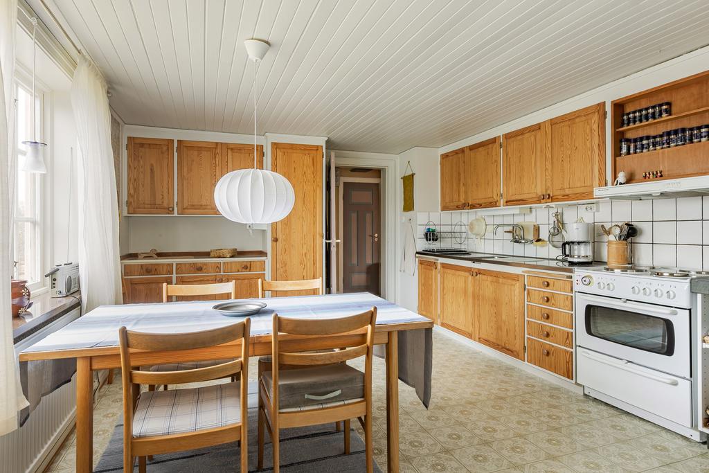 Rejält kök med gott om plats och förvaring 